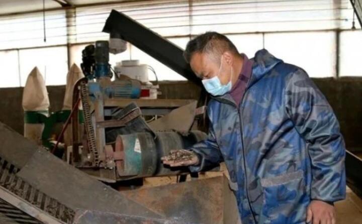 公司日爆发物质颗粒燃料15吨，满负荷生产可达30吨，主要销往县内洗涤厂、豆腐厂、桑拿房等。